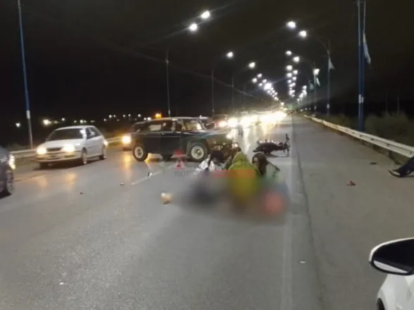 Un auto y una moto chocaron fuerte en Albardón y una persona terminó en el hospital