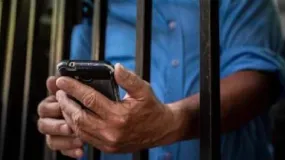 El Gobierno apura un "bloqueo total" de celulares en las cárceles de todo el país
