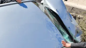 Una automovilista terminó en un canal y tuvo que ser rescatada a las apuradas