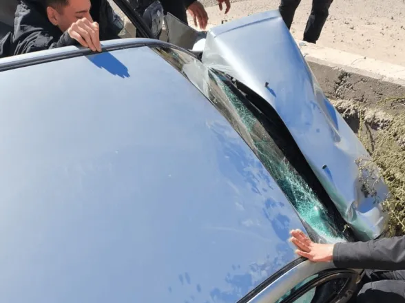 Una automovilista terminó en un canal y tuvo que ser rescatada a las apuradas
