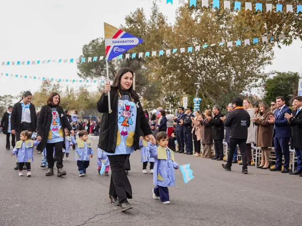 Los jardines municipales coparon las calles de Santa Lucía en un 25 de Mayo a pura emoción