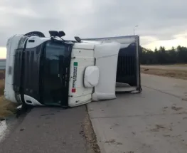 Camión sanjuanino terminó de costado en la autopista y el chofer dio alcohol en sangre