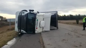 Camión sanjuanino terminó de costado en la autopista y el chofer dio alcohol en sangre