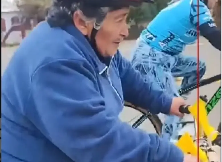 En Sarmiento, una ciclista de 70 años se llevó todas las miradas en la tradicional bicicleteada