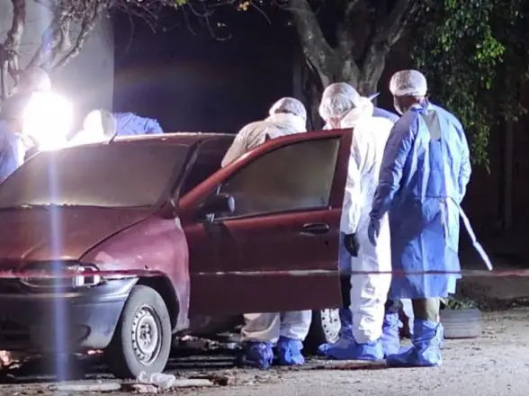 Tucumán: encontraron a una mujer sin vida dentro de un auto prendido fuego y sospechan un crimen
