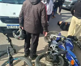 Un auto y una moto chocaron en Capital y un efectivo terminó internado