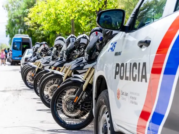 Policías salvaron a un bebé de un año y un mes en Rivadavia