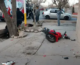 Un auto y una moto chocaron en Rawson y una mujer terminó en observación