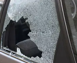 Aprovecharon unos minutos y vaciaron un auto en calle Mitre