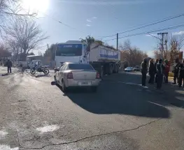 Un camión municipal y un auto se dieron un golpe en una esquina caliente de Albardón