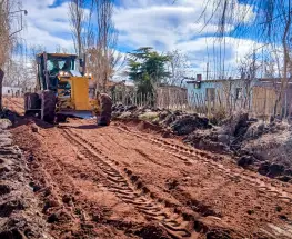 Los Azules sumó máquinas y personal para arreglar los caminos tras el temporal