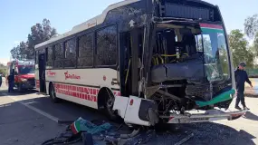 Un colectivo de la línea 341 chocó con un camión en Ruta 20, cerca de Calle Solís