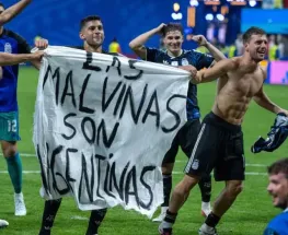 Milei volvió a cuestionar a la Selección por la bandera de las Islas Malvinas y defendió separar el fútbol de la política