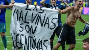 Milei volvió a cuestionar a la Selección por la bandera de las Islas Malvinas y defendió separar el fútbol de la política