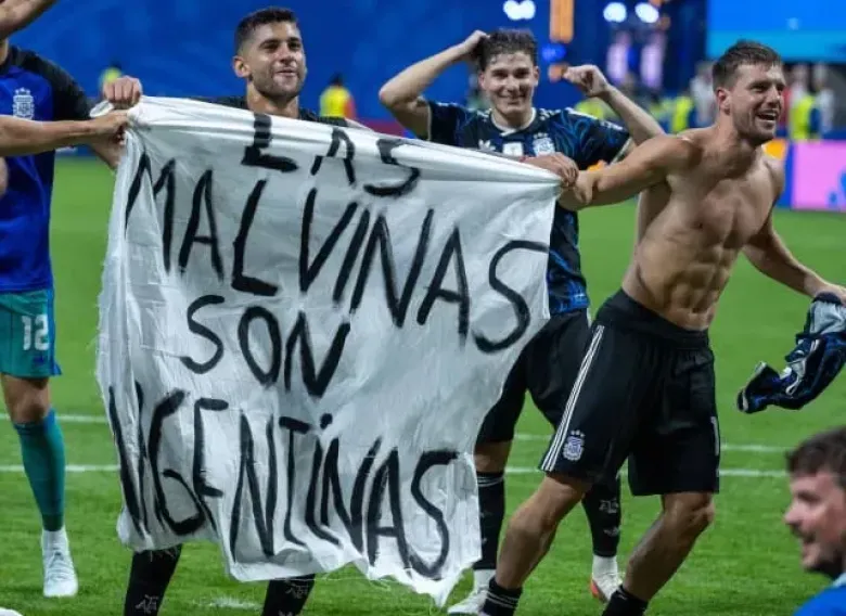 Milei volvió a cuestionar a la Selección por la bandera de las Islas Malvinas y defendió separar el fútbol de la política