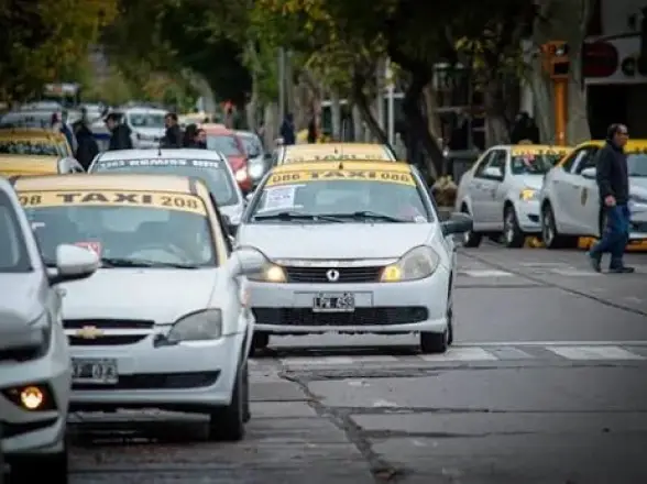 La Justicia frenó el amparo de los taxistas y dejó firme la regla para los autos de las apps
