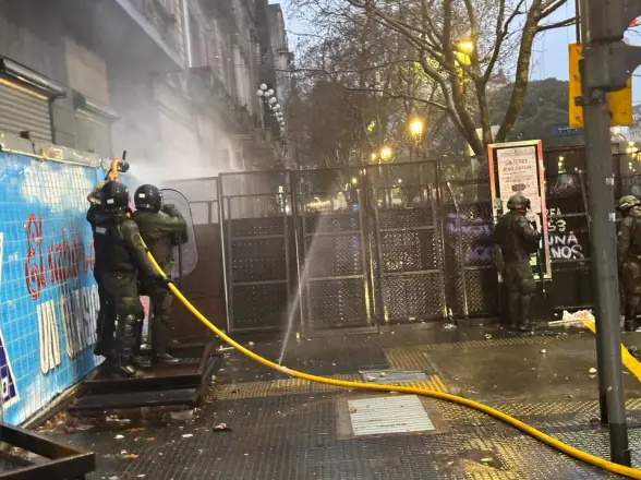 Tres personas terminaron detenidas y dos agentes quedaron heridos tras los choques frente al Congreso