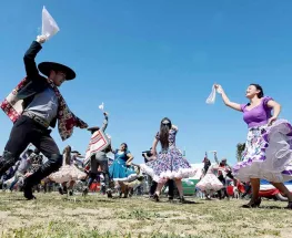 Cueca, tradición y encuentro: Capital abre el otoño con una gran peña en la Plaza de la Joroba