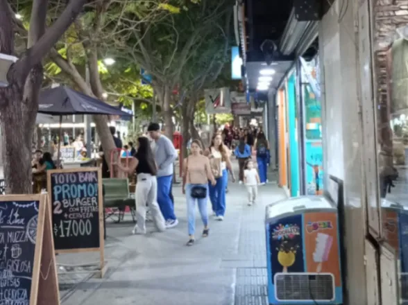 La apertura fue masiva en el centro, pero el feriado arrancó desinflado y no levantó como esperaban