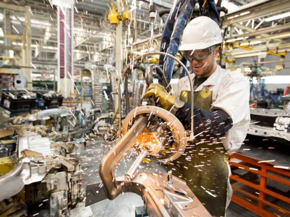 La actividad industrial se hundió al 54,1% y tocó su piso más bajo en más de dos décadas