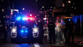 Intentaron irse sin pagar el remis y terminaron con una policía herida