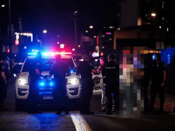 Intentaron irse sin pagar el remis y terminaron con una policía herida