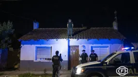 Lo vieron arriba de un techo y terminó reducido a pocos metros