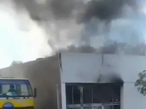 Un incendio descomunal sacudió un depósito y alarmó a Santa Lucía