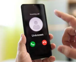 Buscó ayuda de Tarjeta Naranja y estafadores le vaciaron la cuenta con $8 millones