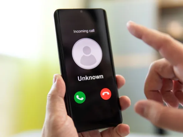 Buscó ayuda de Tarjeta Naranja y estafadores le vaciaron la cuenta con $8 millones