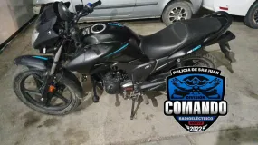 Dos sospechosos escaparon al ver a la Policía y dejaron una moto y partes de bicicletas