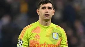 Dibu Martínez va por otro título europeo con Aston Villa