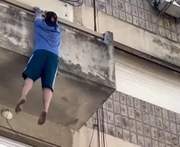 Se desplomó desde un cuarto piso y la patrulla le salvó la vida en pleno centro