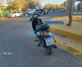Una moto y un auto chocaron en Rawson: dos personas hospitalizadas