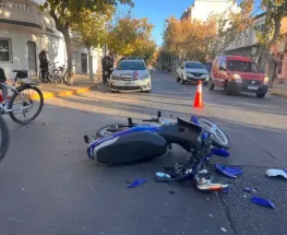 Un auto y una moto se tocaron feo en una esquina muy transitada de Capital