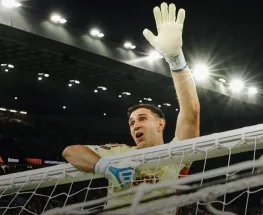 El Aston Villa arrasó en Estambul con un Dibu Martínez intratable y un Buendía encendido