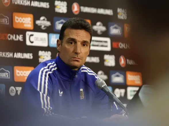 Scaloni mueve el arco: el "Dibu" no atajará en los amistosos