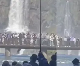 Bajó de las barandas en Iguazú para rescatar su celular y desató un momento de máxima tensión