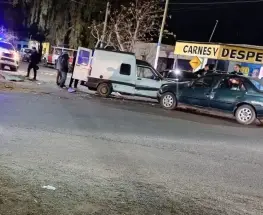 Un utilitario y un Peugeot 405 chocaron en una esquina muy transitada de Villa San Damián