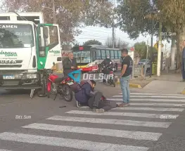 Un motociclista protagonizó un fuerte choque contra un camión municipal
