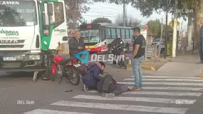 Un motociclista protagonizó un fuerte choque contra un camión municipal
