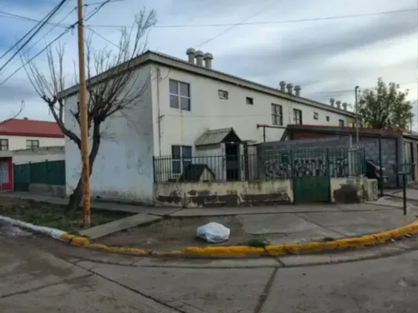 Una nena se lanzó desde un balcón para escapar del maltrato y salvar a su hermanito