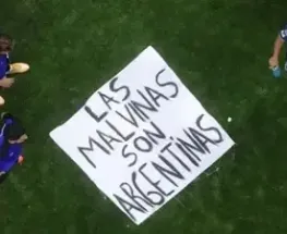 La bandera de Malvinas que apareció en el festejo argentino y dio que hablar