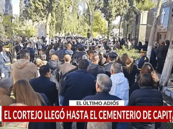 El último adiós: el cortejo fúnebre llegó al Cementerio de Capital